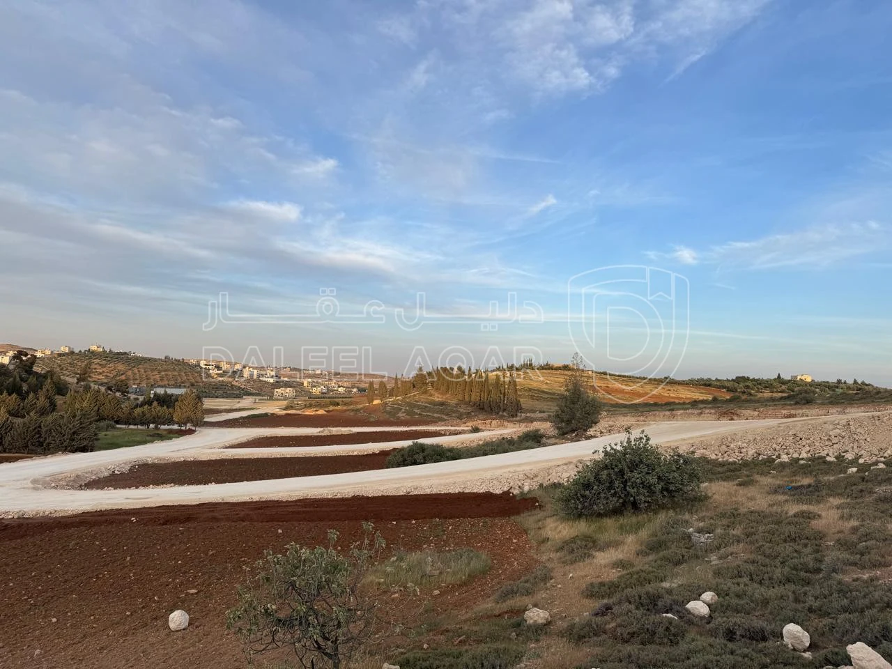 أرض في بلعاس - يبعد 6 دقائق عن طريق المطار - 159,900 دأ - صورة 1